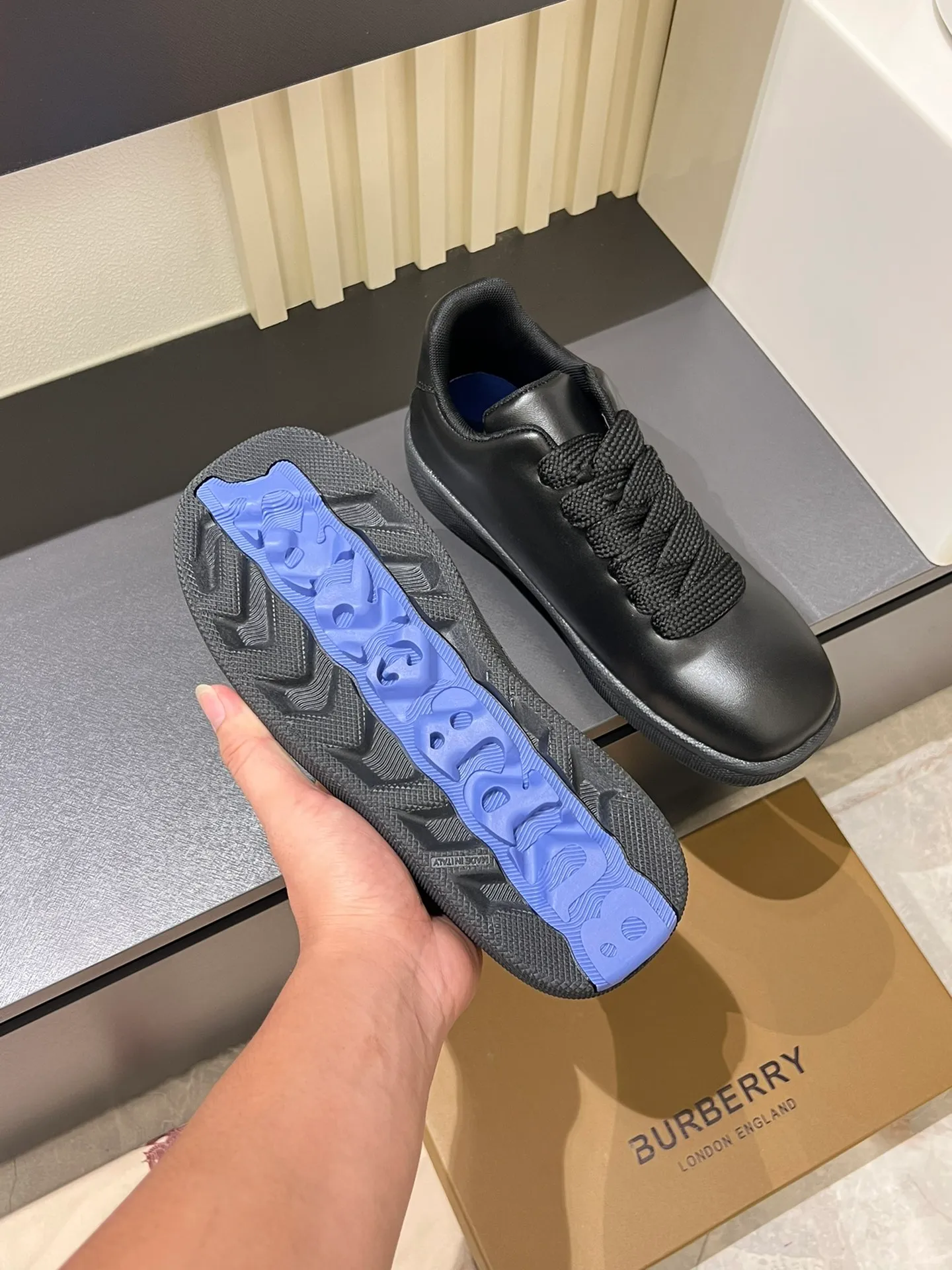 Men's shoes 💰p400 "Burberr*" new thick-soled men's casual sports shoes, cool sneakers and bread shoes, originally purchased and developed, the top version of the Box series sports shoes, made of smooth calfskin fabric, embellished with embossed Equestrian Knight logo (EKD). Made of mesh lining, the laces are decorated with metal coils, the rubber soles are decorated with the Burberry letter logo, and the original molded 3.5CM two-color T men's shoes 💰pU outsole! Male 38-44 (45 customized)